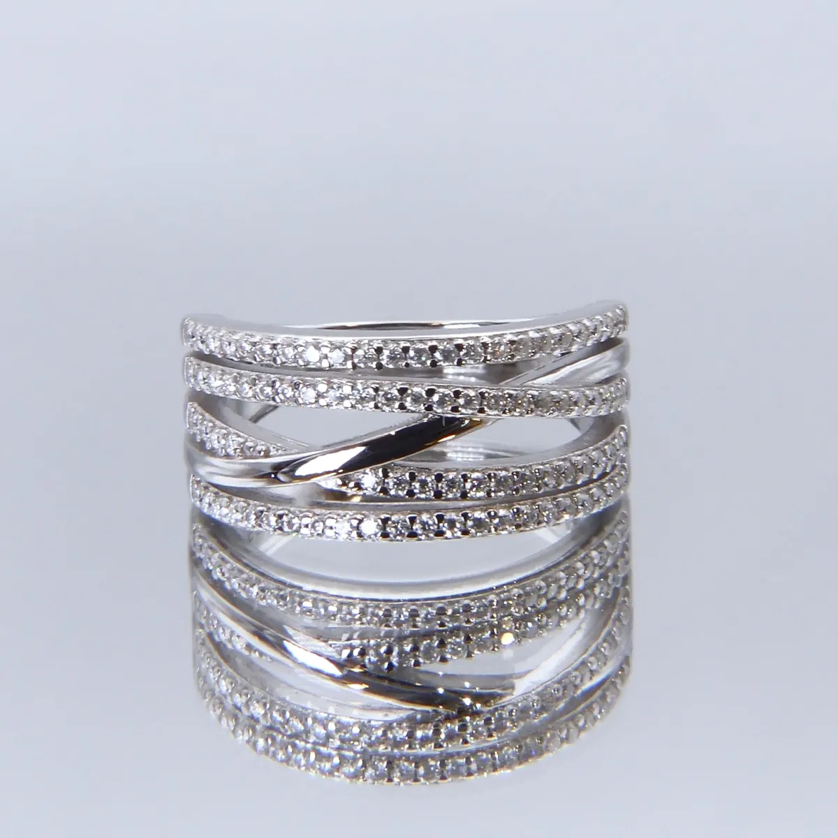 Estrella – Moissanite Cross-Over Line Ring