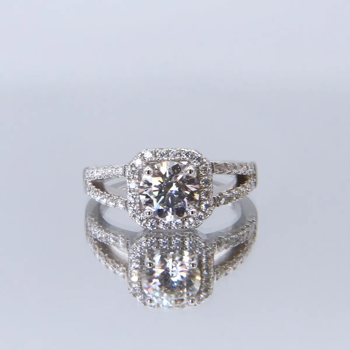 Evora – Moissanite Ring with Split-Shank in Halo Setting