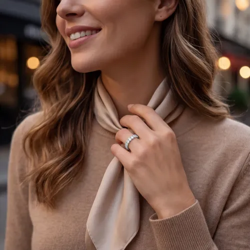 Daphne - Ovaal Geslepen Moissanite Full Eternity Ring - lifestyle